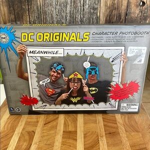 Paladone | DC Comics | PhotoBooth|Superhero | Character Card Props Set w Frame